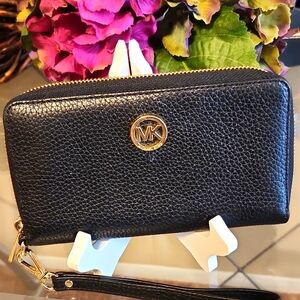 Michael Kors Adele  Black Pebbled Leather Smartphone Wallet/Wristlet EUC
